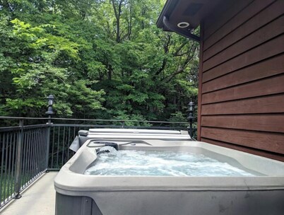 Hot Tub and Game room! Center of Town