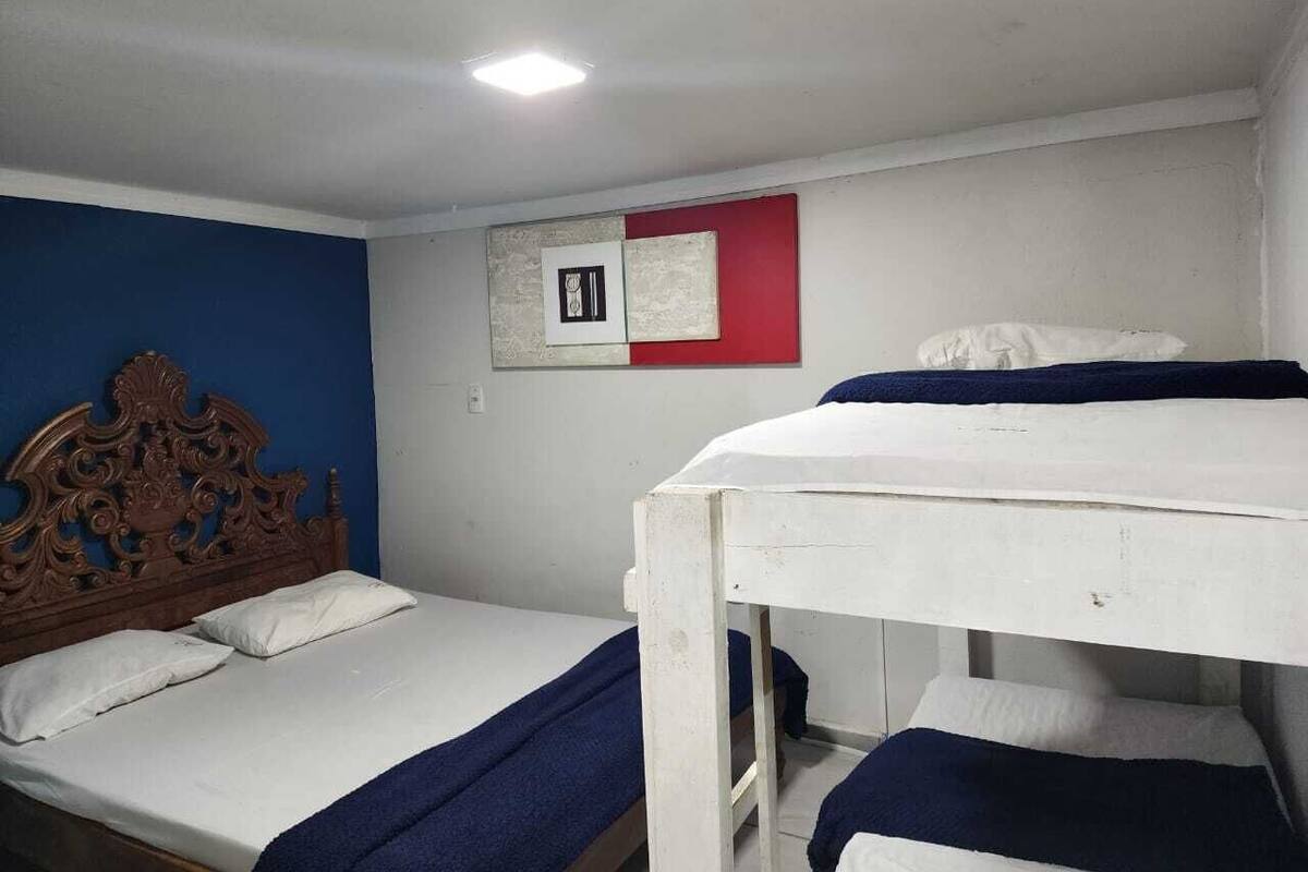 Quarto quádruplo conforto | Wi-Fi de cortesia, roupa de cama