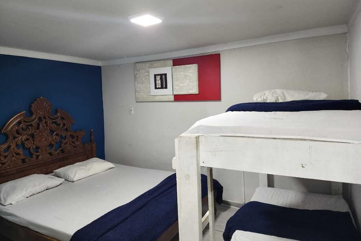 Habitación cuádruple Confort | Wifi gratis y ropa de cama