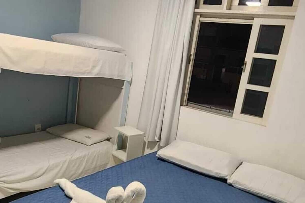 Habitación cuádruple económica | Wifi gratis y ropa de cama