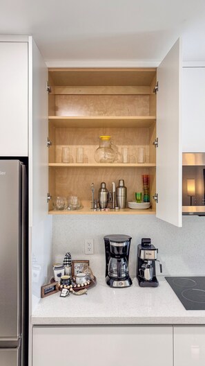 Geladeira, micro-ondas, cafeteira/chaleira, torradeira