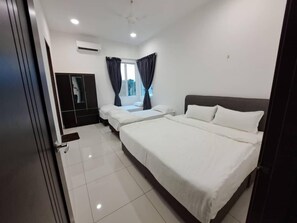 A hotel room with a large bed, a wardrobe, and a window with curtains. - Villa Chee (Sekinchan)