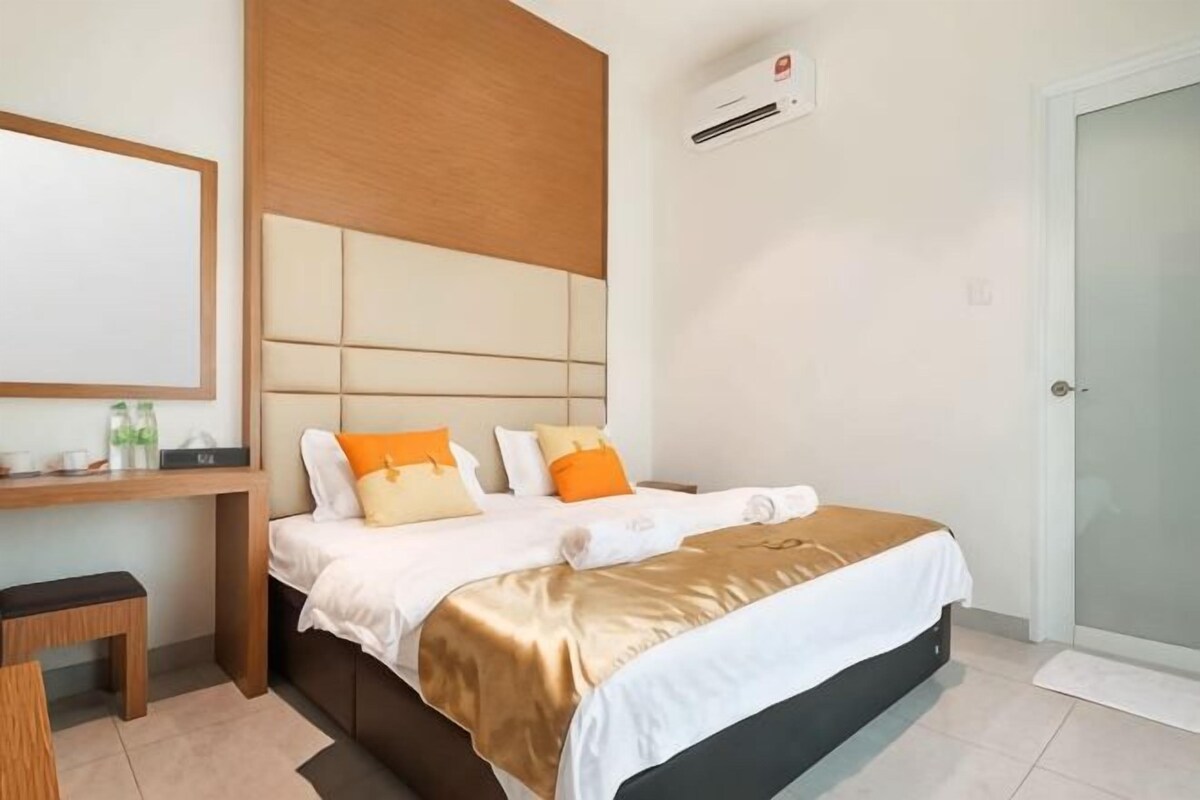 Une chambre d’hôtel avec un lit, une table de chevet et un miroir.