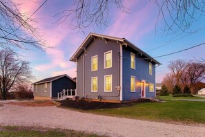 Exterior - 2 Homes - Sleeps 16 - Game Room - Historic Charm (Vermilion)