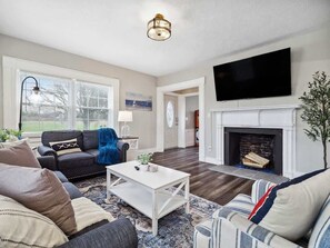 Smart TV, video games, offices - 2 Homes|Sleeps 16|Game Room|Historic Charm (Vermilion)