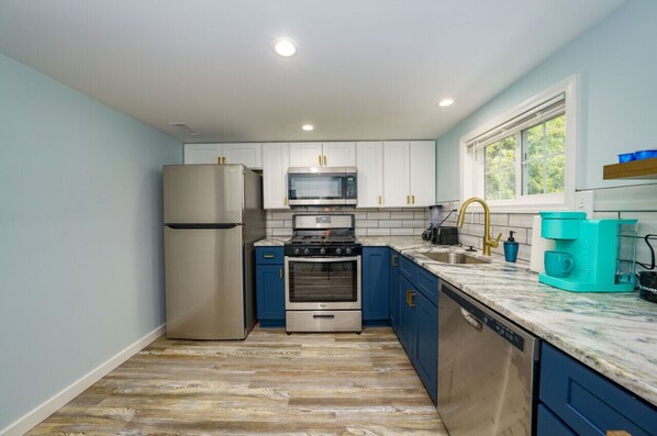 Réfrigérateur, micro-ondes, four, plaque de cuisson