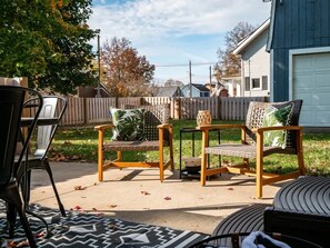 Outdoor dining - Spacious 4 Bedroom Sleeps 10 W/ Sauna and Hot Tub (Cuyahoga Falls)