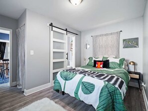 4 bedrooms, desk, iron/ironing board, travel cot - Spacious 4 Bedroom Sleeps 10 W/ Sauna and Hot Tub (Cuyahoga Falls)