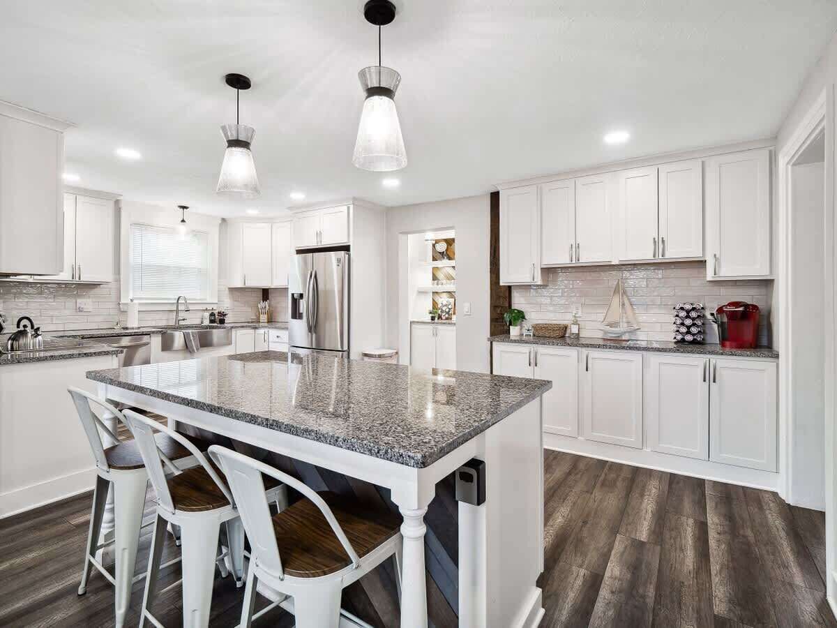 Geladeira, micro-ondas, fogão, cooktop