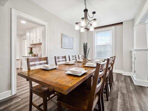 Dining - 5 Bedroom|Arcade NBA Jam|Poker Table|Luxury (Vermilion)