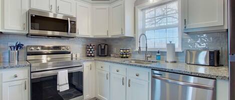 Kylskåp, mikrovågsugn, ugn och spishäll