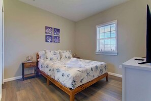 1 chambre, fer et planche à repasser, lit de bébé portatif