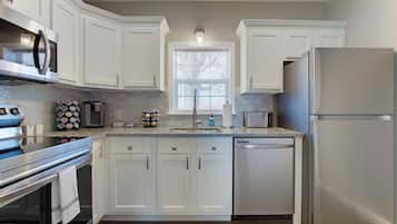 Køleskab, mikrobølgeovn, ovn, kogeplade