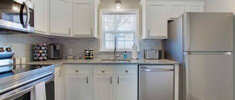 Réfrigérateur, micro-ondes, four, plaque de cuisson