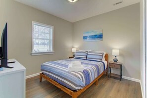 1 habitación, tabla de planchar con plancha y cuna de viaje 