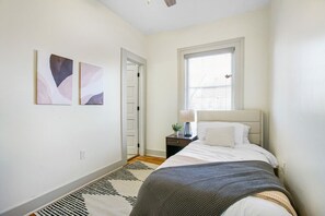 1 slaapkamer, een strijkplank/strijkijzer, gratis wifi, beddengoed