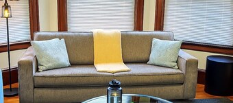 1-Bedroom Victorian Steps from Cleveland Clinic