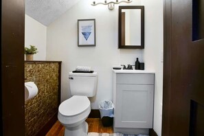 Hair dryer, towels - 1-Bedroom Victorian Steps from Cleveland Clinic (Cleveland)