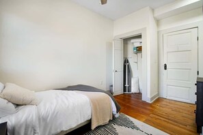 1 bedroom, iron/ironing board, free WiFi, bed sheets - 1-Bedroom Victorian Steps from Cleveland Clinic (Cleveland)