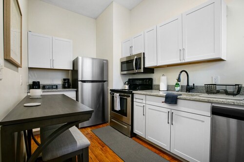 1-Bedroom Victorian Steps from Cleveland Clinic