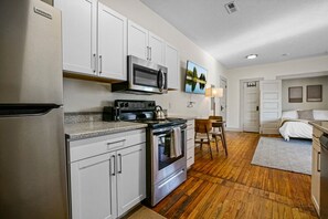 KĂŒhlschrank, Mikrowelle, Ofen, Herdplatte