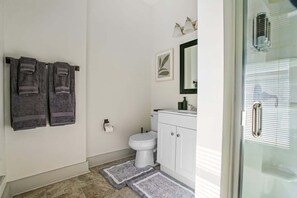 Dusj, hårføner, håndklær og sjampo