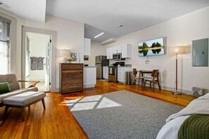 Smart TV - Cozy Victorian Studio Steps from Cleveland Clinic (Cleveland)