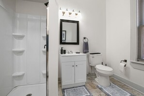 Een haardroger, handdoeken