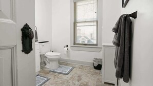 Un bany amb vàter, bidet i suport per a tovalloles.