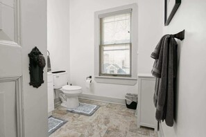 Shower, hair dryer, towels - Victorian Cleveland Clinic W/ Queen Bed, Sleeps 3 (Cleveland)