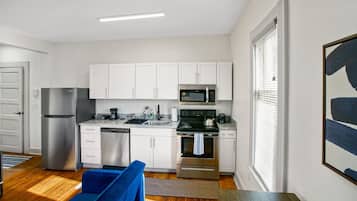 Fridge, microwave, stovetop, dishwasher