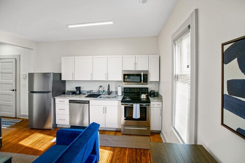 Victorian Cleveland Clinic W/ Queen Bed, Sleeps 3