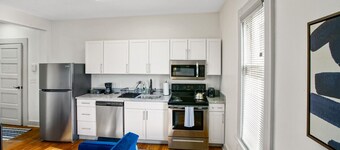 Victorian Cleveland Clinic W/ Queen Bed, Sleeps 3