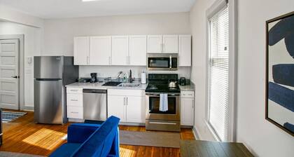 Victorian Cleveland Clinic W/ Queen Bed, Sleeps 3