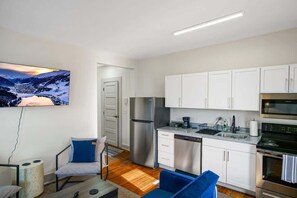 Kjøleskap, mikrobølgeovn, kokeplater og oppvaskmaskin