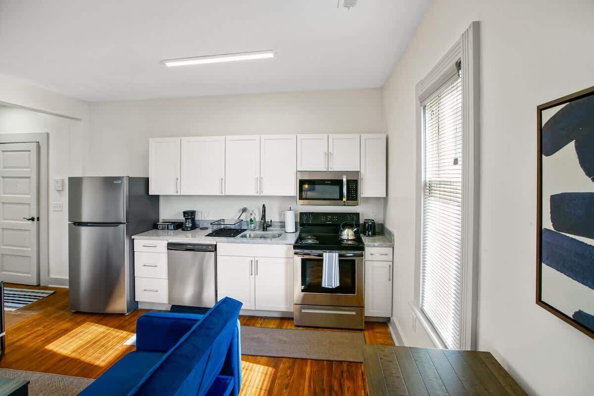 Fridge, microwave, stovetop, dishwasher