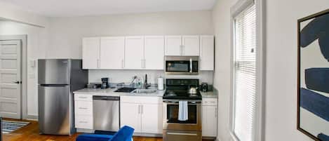 Fridge, microwave, stovetop, dishwasher