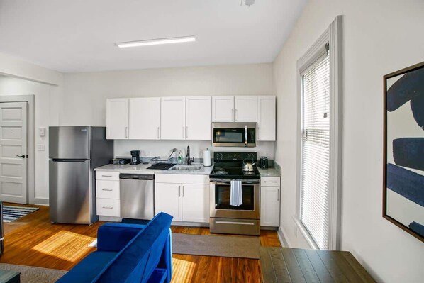 Kjøleskap, mikrobølgeovn, kokeplater og oppvaskmaskin