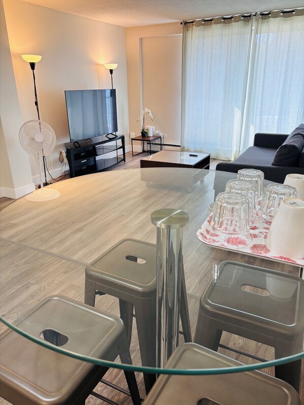 Smart TV - Cozy 1 Bedroom Condo with Parking (Calgary)