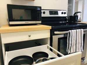 Fridge, microwave, oven, stovetop - Cozy 1 Bedroom Condo with Parking (Calgary)