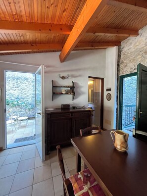 Interior - Victoria House - Fully equipped stone house (Rocchetta Nervina)