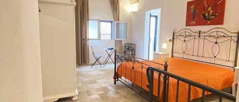 1 bedroom, bed sheets