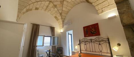 1 bedroom, bed sheets