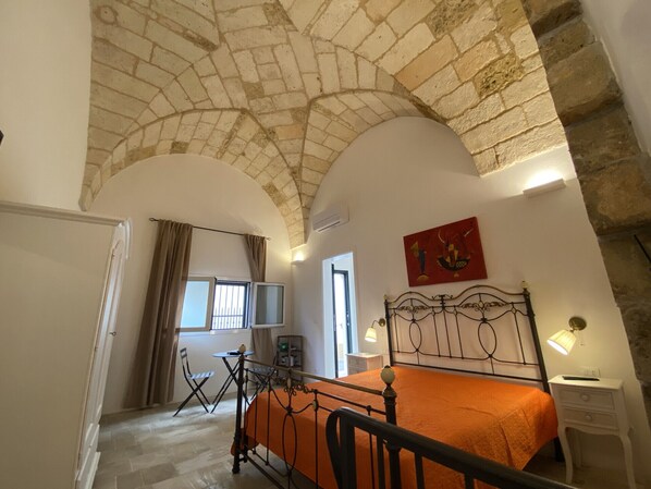 1 sovrum och sängkläder