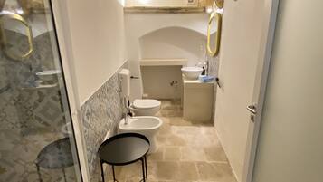 Douche, sèche-cheveux, bidet, serviettes fournies