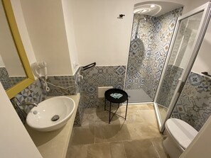 Dusche, Haartrockner, Bidet, Handtücher