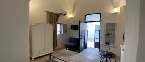 1 bedroom, bed sheets