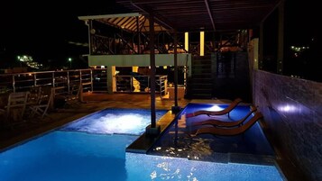 Una piscina al aire libre