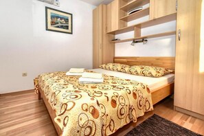 1 bedroom, Internet - Apartment 530/1267 (Central Dalmatia - Pisak), 60m from the beach (Pisak)