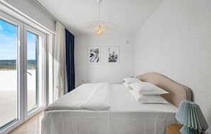 4 dormitorios, tabla de planchar con plancha, cuna de viaje